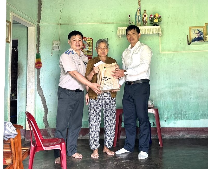 Chi cục Thi hành án dân sự thị xã Hoài Nhơn chung tay chăm lo Tết Nguyên đán Ất Tỵ - 2025 cho hộ nghèo, hộ cận nghèo, hộ có hoàn cảnh đặc biệt khó khăn trên địa bàn thị xã