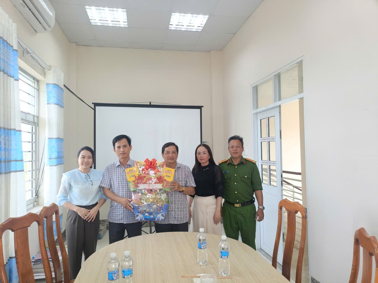 CÁC XÃ TRÊN ĐỊA BÀN ĐẾN THĂM, CHÚC TẾT PHÒNG THI HÀNH ÁN DÂN SỰ KHU VỰC 5