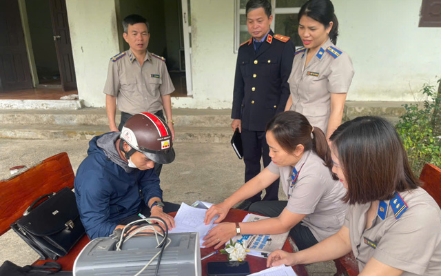 Ảnh đại diện Chấp hành viên Phòng THADS khu vực 6 động viên, thuyết phục đương sự tự nguyện thi hành án ngay trước thời điểm cưỡng chế