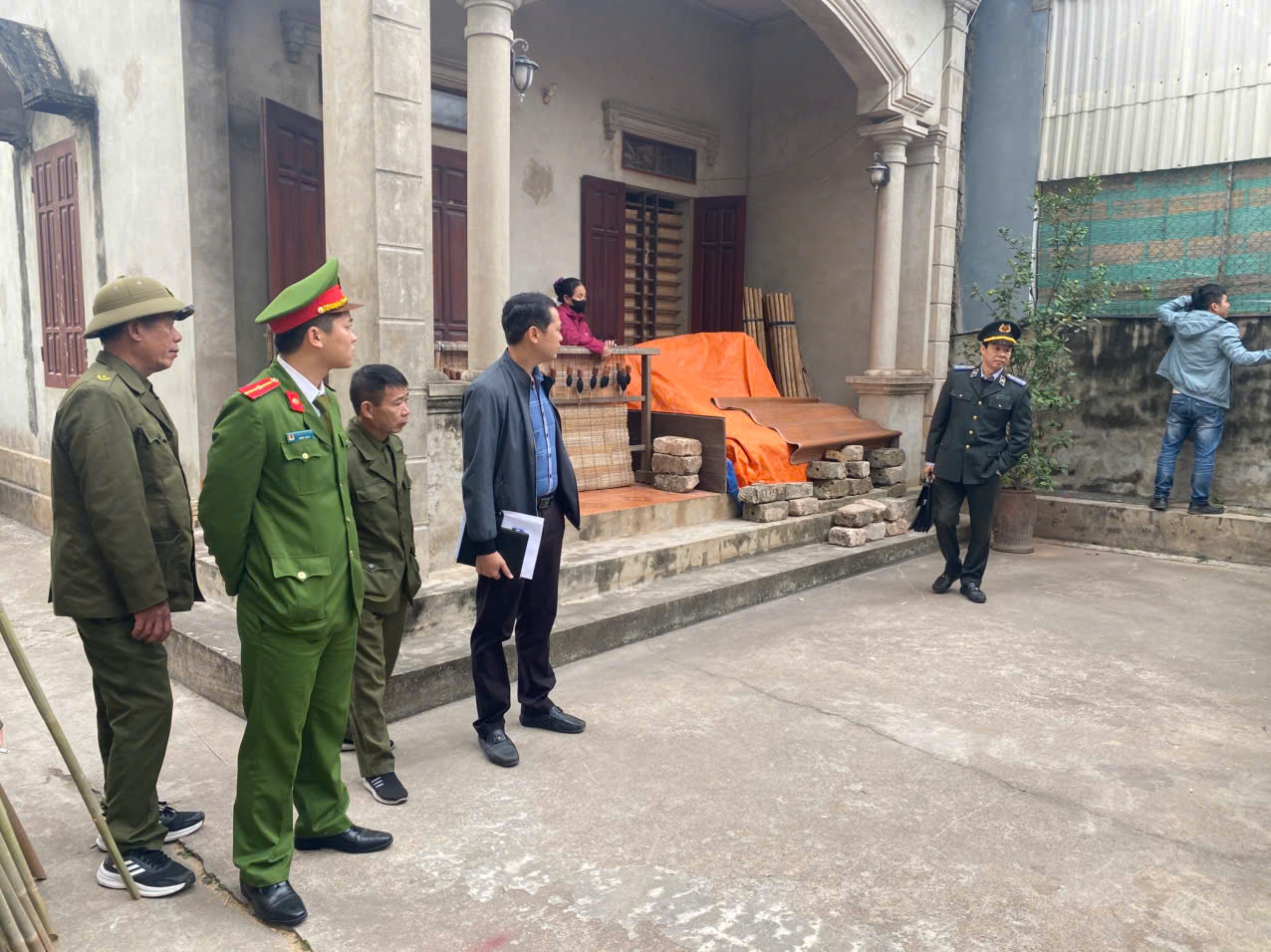 Ảnh đại diện CHI CỤC THI HÀNH ÁN DÂN SỰ HUYỆN LÝ NHÂN TỔ CHỨC GIAO QUYỀN SỬ DỤNG ĐẤT CHO NGƯỜI ĐƯỢC THI HÀNH ÁN