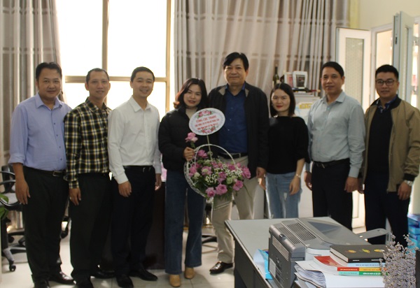 Ảnh đại diện Lãnh đạo Tổng cục Thi hành án dân sự tặng hoa cho nữ cán bộ, công chức của Trung tâm nhân dịp ngày Quốc tế phụ nữ 8/3