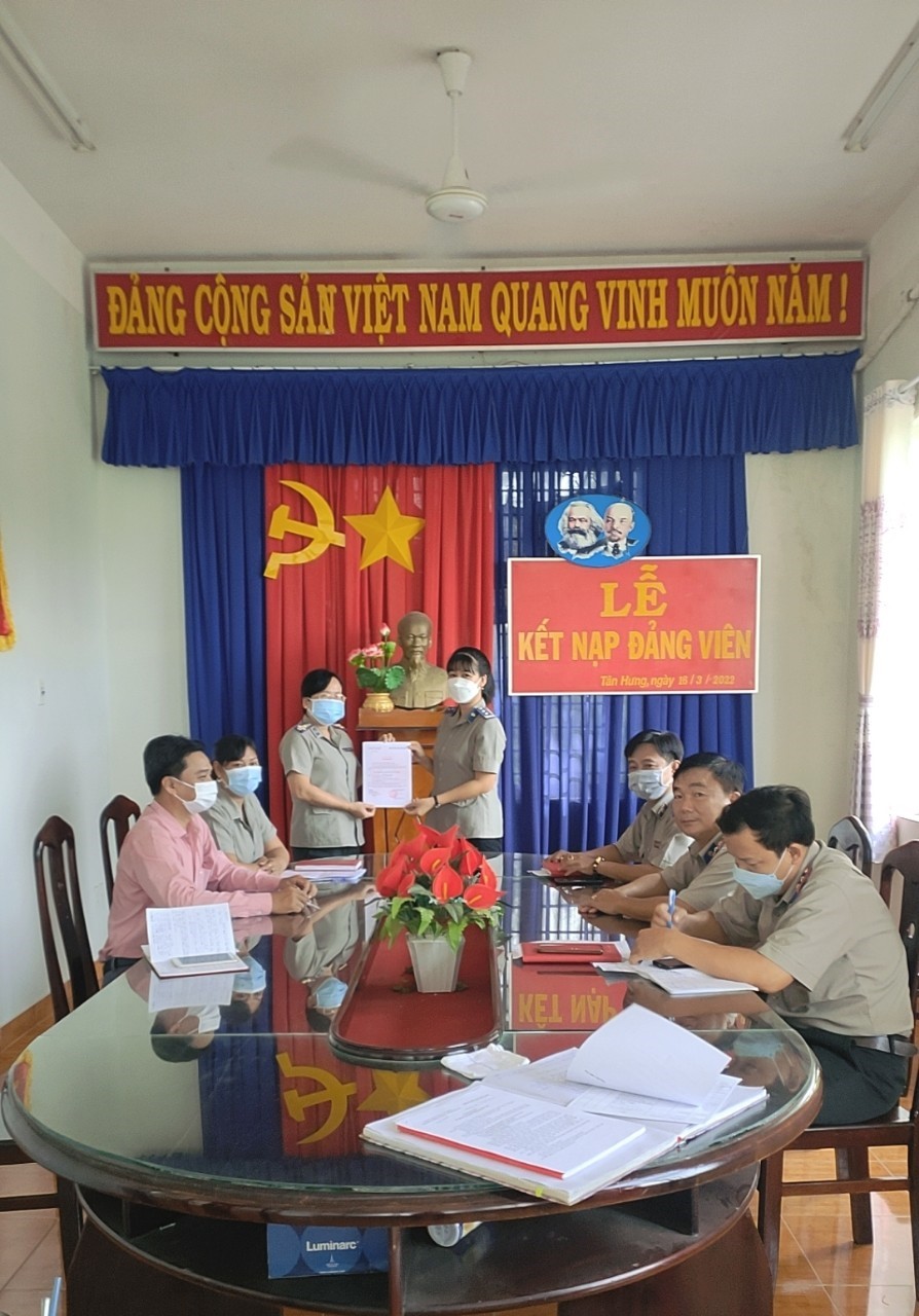 Tân Hưng: Chi bộ Tư pháp – Thi hành án tổ chức kết nạp đảng viên mới năm 2022