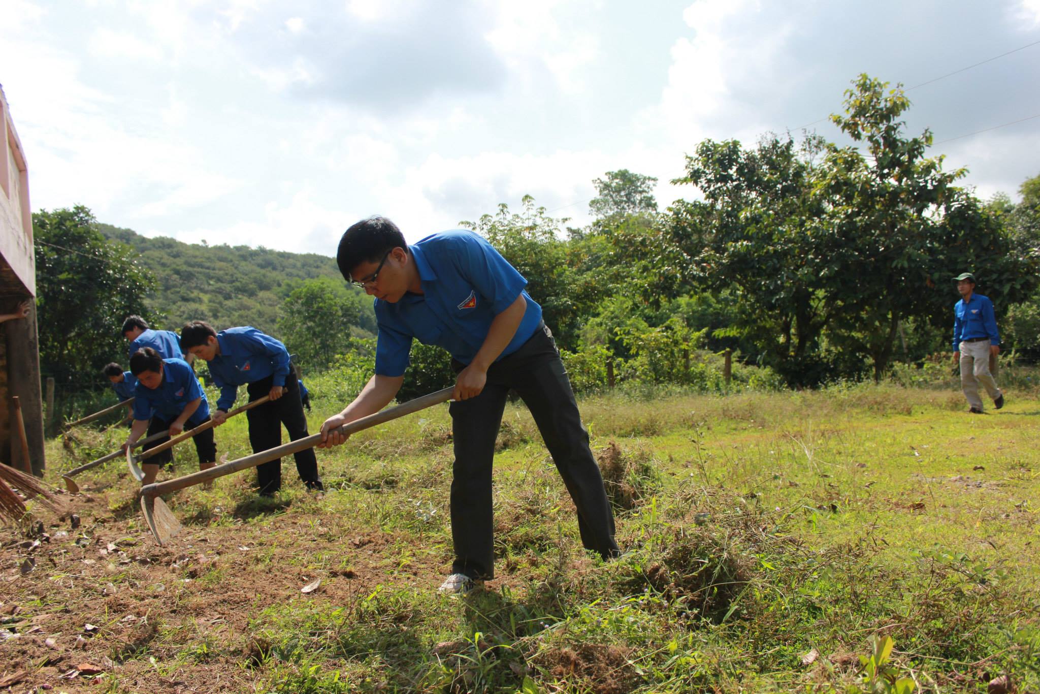 Tham gia dọn dẹp vệ sinh, thu gom rác thải với TN địa phương