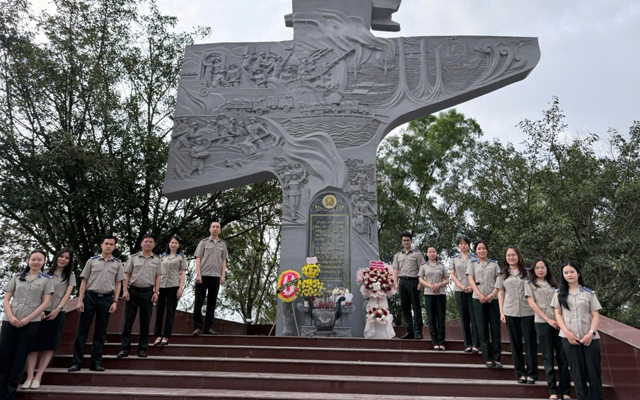 Chi đoàn THADS tỉnh dâng hương tại Đài Tưởng niệm Thanh niên Xung phong
