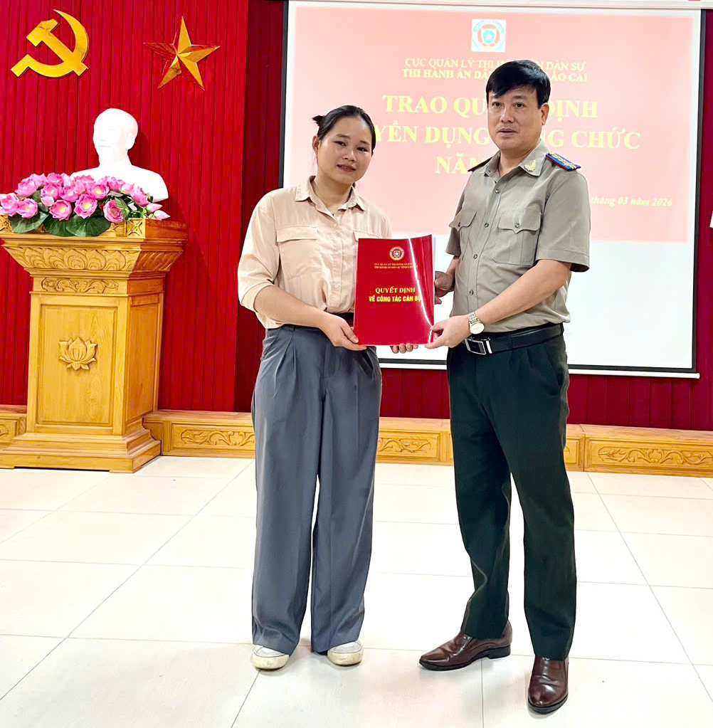 THI HÀNH ÁN DÂN SỰ TỈNH LÀO CAI CÔNG BỐ VÀ TRAO QUYẾT ĐỊNH TUYỂN DỤNG CÔNG CHỨC NĂM 2025