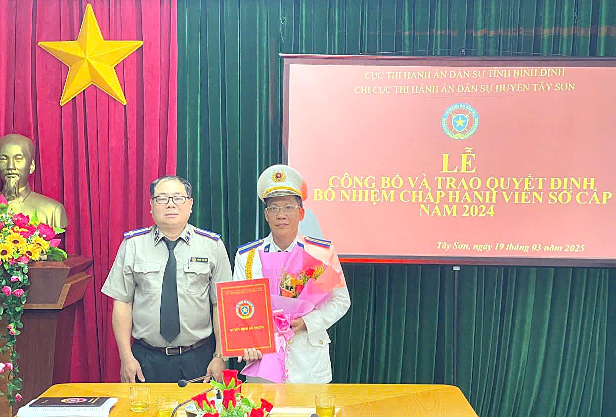 Chi cục Thi hành án dân sự huyện Tây Sơn tổ chức công bố, trao Quyết định bổ nhiệm vào ngạch Chấp hành viên sơ cấp năm 2025