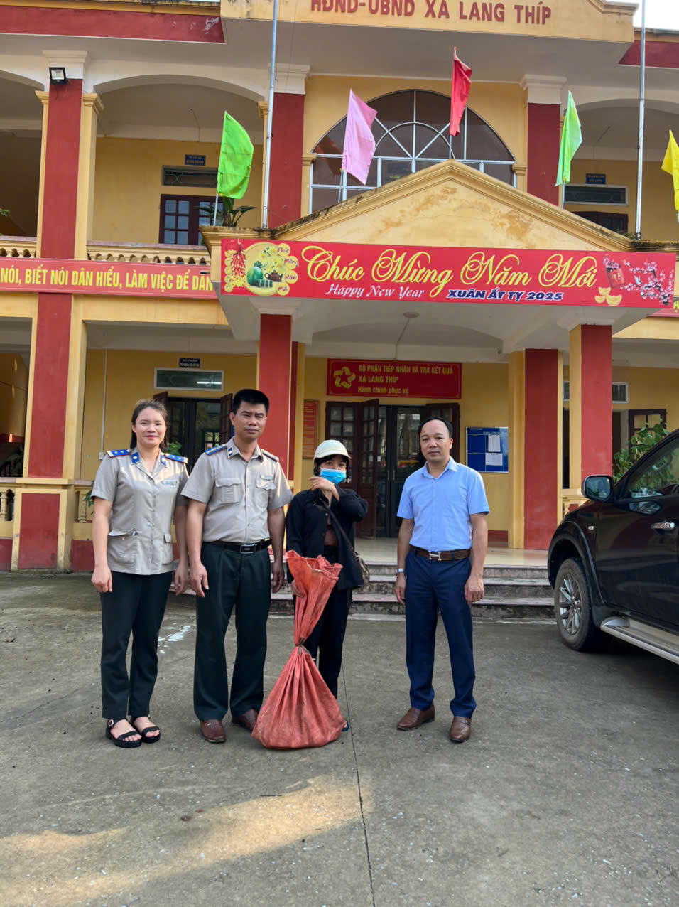 Chi cục Thi hành án dân sự huyện Văn Yên giúp đỡ hộ nghèo tại thôn Làng Đam, xã Lang Thíp phát triển kinh tế