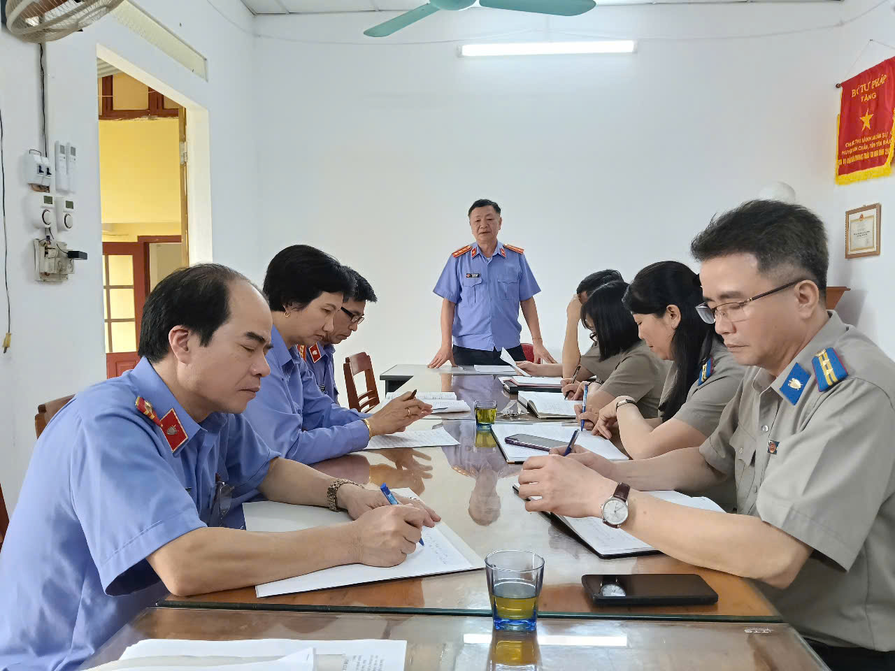 Ảnh đại diện Viện Kiểm sát nhân dân tỉnh Yên Bái kiểm sát trực tiếp công tác THADS, theo dõi thi hành án hành chính tại Chi cục THADS huyện Văn Chấn