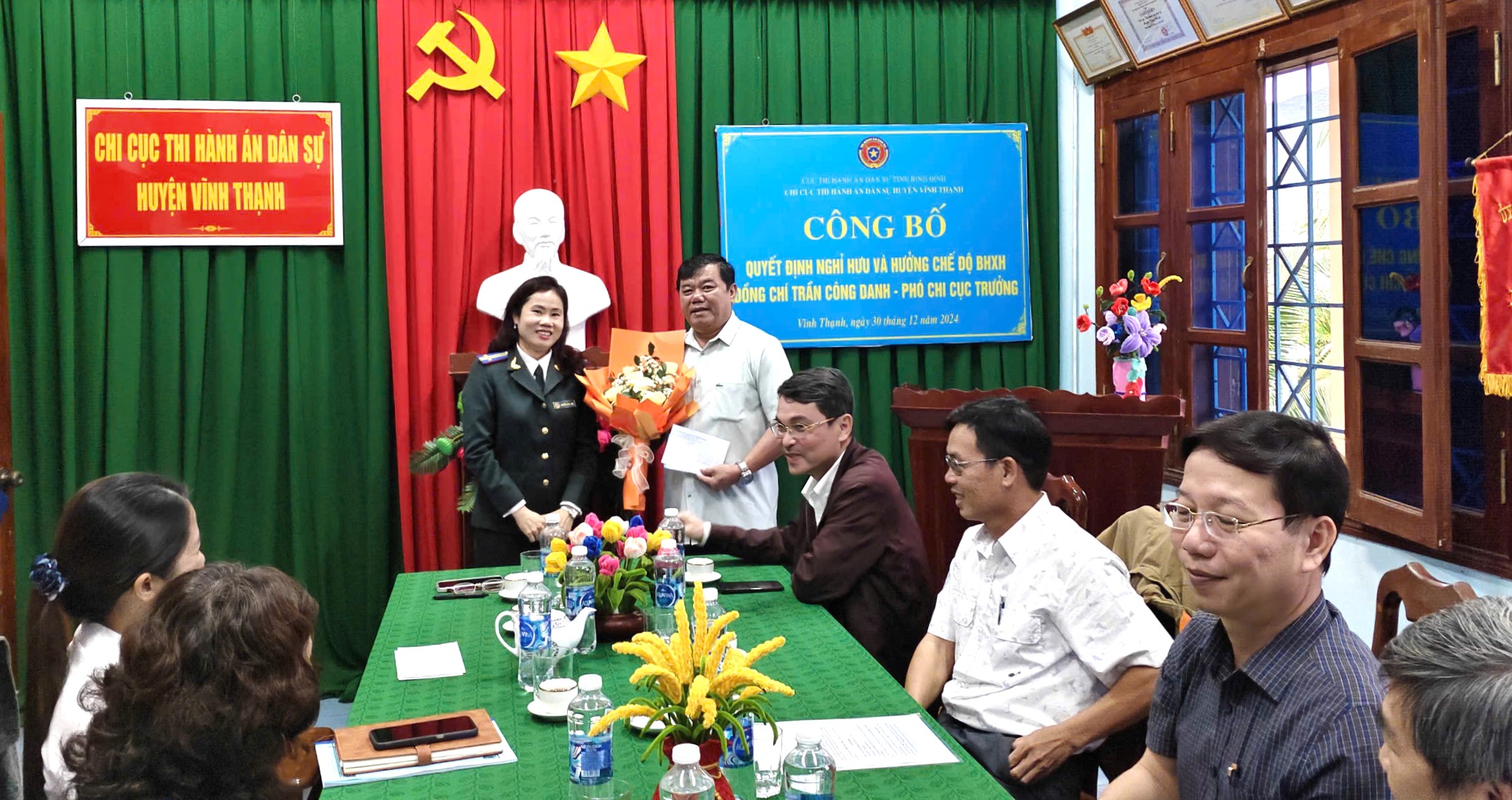 Công bố và trao Quyết định nghỉ hưu đối với Phó Chi cục trưởng Chi cục Thi hành án dân sự huyện Vĩnh Thạnh