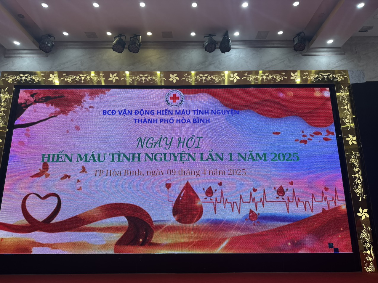 Giọt máu hồng – Trao hy vọng, gửi yêu thương Đoàn Thanh niên Cục Thi hành án dân sự tỉnh Hòa Bình tham gia Ngày hội hiến máu tình nguyện năm 2025