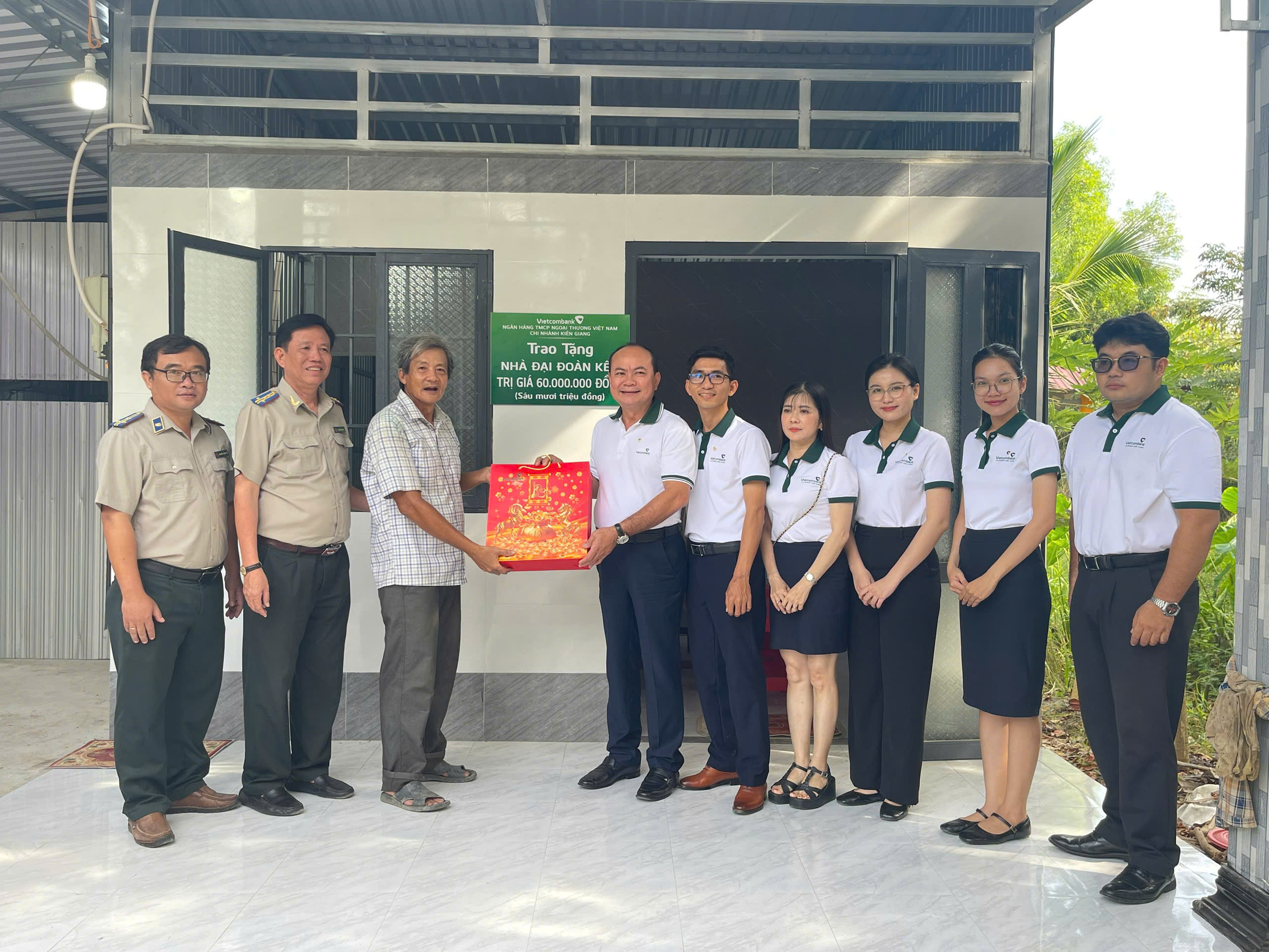 THI HÀNH ÁN DÂN SỰ TỈNH AN GIANG PHỐI HỢP VỚI NGÂN HÀNG TMCP NGOẠI THƯƠNG VIỆT NAM - CHI NHÁNH KIÊN GIANG XÂY DỰNG NHÀ ĐOÀN KẾT TẶNG NGƯỜI NGHÈO TẠI XÃ VĨNH THUẬN, TỈNH AN GIANG.