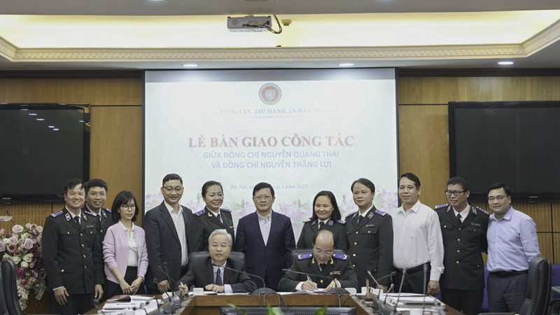 Tổng cục Thi hành án dân sự: Bàn giao công tác và trao các quyết định về công tác cán bộ