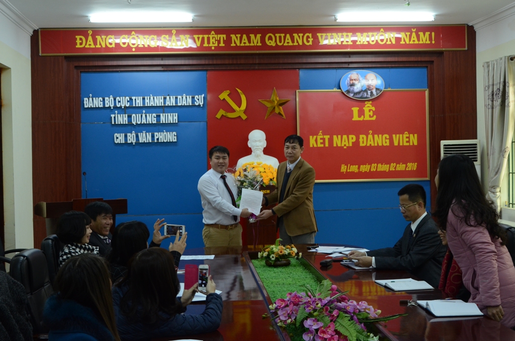 CHI BỘ VĂN PHÒNG KẾT NẠP ĐẢNG VIÊN MỚI NĂM 2016