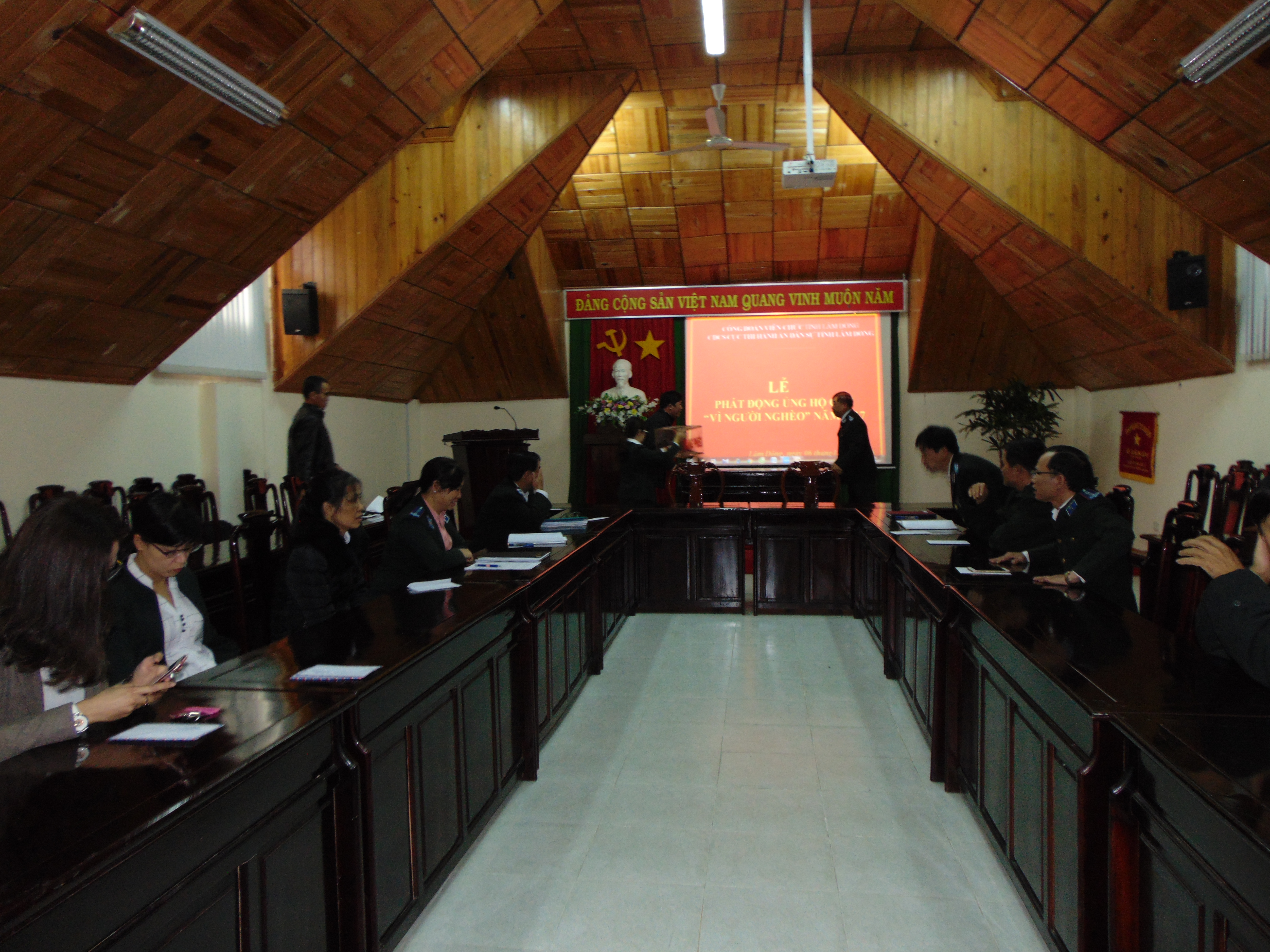 Công đoàn cơ sở Cục Thi hành án dân sự tỉnh Lâm Đồng phát động ủng hộ “Quỹ Vì người nghèo” .