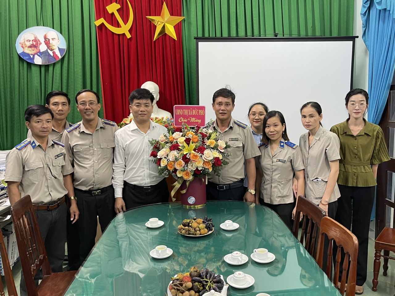 Chủ tịch Ủy ban nhân dân thị xã Đức Phổ thăm và làm việc tại Chi cục Thi hành án dân sự thị xã nhân kỷ niệm 77 năm ngày Truyền thống Thi hành án dân sự (19/7/1946 – 19/7/2023) và 30 năm chuyển giao công tác Thi hành án dân sự (1993-2023)