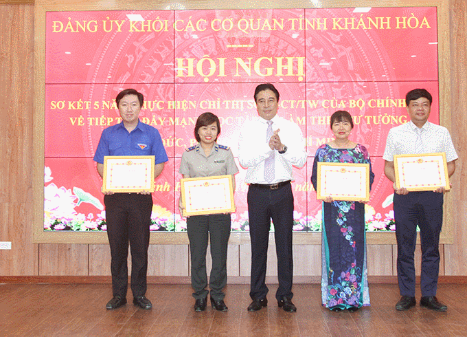 Đảng ủy Khối các cơ quan tỉnh Khánh Hòa tặng Giấy khen cho Phó Chánh văn phòng Cục Nguyễn Thị Minh Hằng - cá nhân tiêu biểu trong việc thực hiện tốt Chỉ thị 05