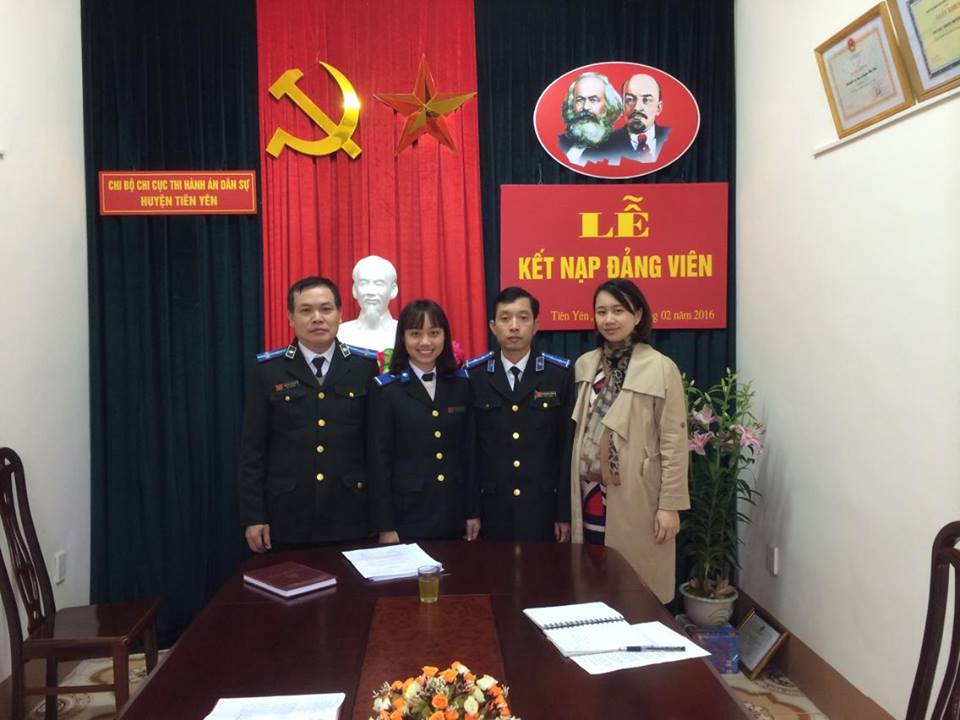 Các Đảng viên mới chụp ảnh lưu niệm