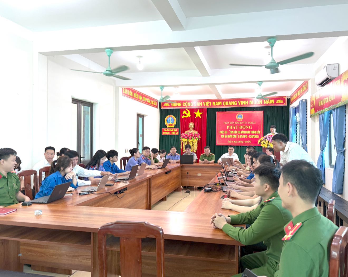 Chi cục Thi hành án dân sự huyện Con Cuông, tỉnh Nghệ An phối hợp trao tặng quà Tết Vì người nghèo Xuân Nhâm Dần 2022