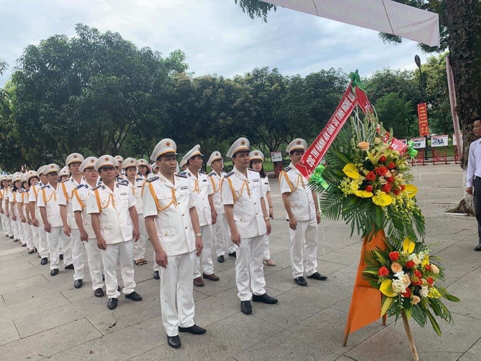 Đảng bộ Cục Thi hành án dân sự tỉnh Nghệ An tổ chức dâng hương, dâng hoa tại Khu Di tích Kim Liên nhân dịp kỷ niệm 130 năm ngày sinh Chủ tịch Hồ Chí Minh (19/5/1890 - 19/5/2020) và tổ chức Hội nghị sơ kết 04 năm thực hiện Chỉ thị 05 CT/TW