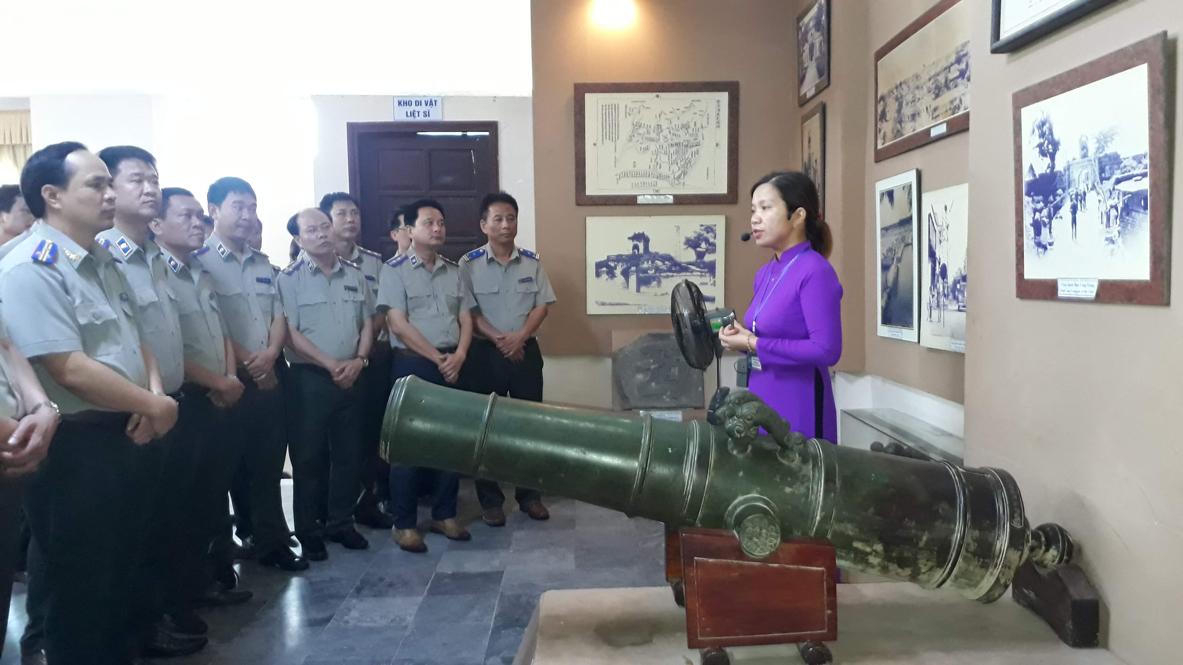 Đoàn công tác các cơ quan Thi hành án dân sự tỉnh Nghệ An thăm và tặng quà tại huyện Đảo Lý Sơn, Quảng Ngãi và dâng hương viếng các anh hùng liệt sỹ tại thành cổ Quảng Trị.
