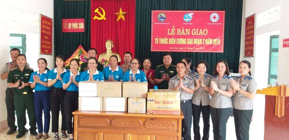 Chi cục Thi hành án dân sự huyện Anh Sơn phối hợp trao tặng quà Tủ thuốc biên cương.