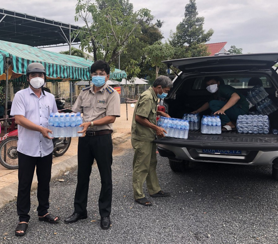 Chi cục Thi hành án dân sự huyện Tháp Mười chung tay ủng hộ công tác phòng, chống dịch Covid-19