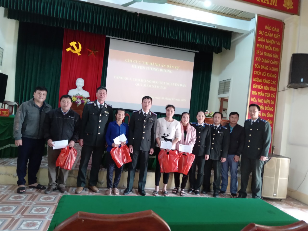 Chi cục Thi hành án dân sự huyện Tương Dương: THAM GIA CHƯƠNG TRÌNH “TẾT VÌ NGƯỜI NGHÈO”