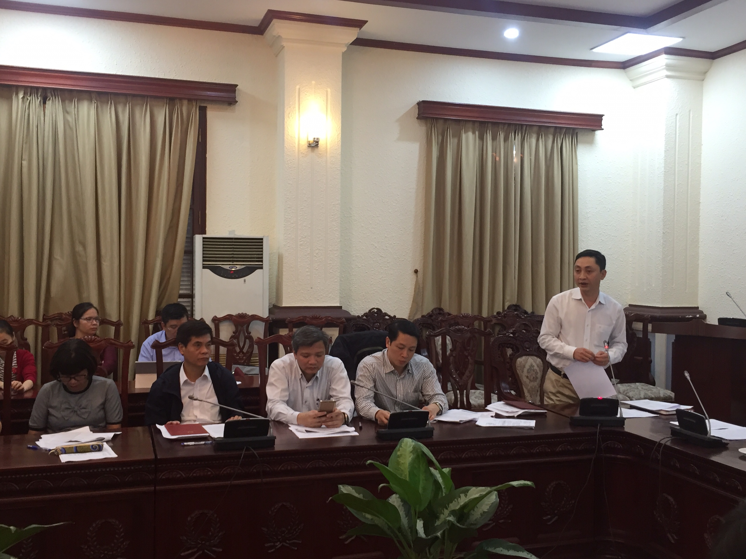 Ông Trần Anh Đức trình bày báo cáo tại cuộc họp