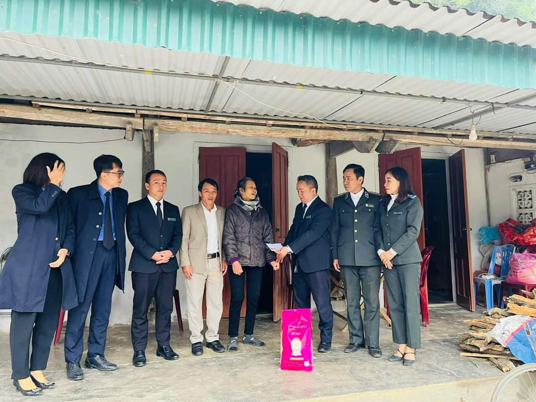 Chi cục Thi hành án dân sự huyện Thanh Chươnghưởng ứng Chương trình “Tết vì người nghèo xuân Giáp thìn - năm 2024”