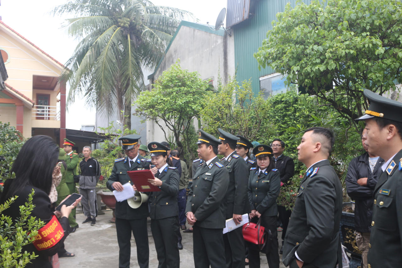 Chấp hành viên Phòng Thi hành án dân sự Khu vực 1 - Quảng Trị công bố quyết định cưỡng chế trước khi tiến hành giao tài sản cho người trúng đấu giá.