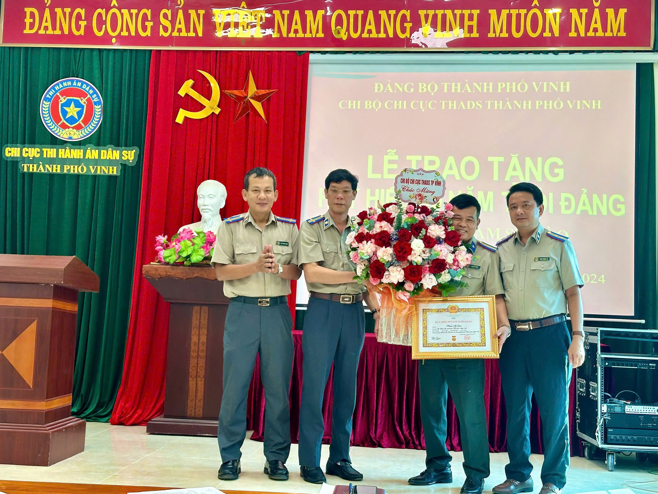 Chi bộ Chi cục Thi hành án dân sự thành phố tổ chức Lễ trao tặng Huy hiệu 30 năm tuổi Đảng