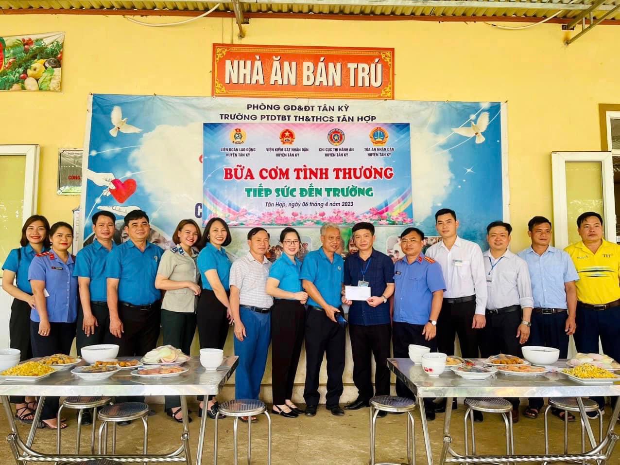 CHI CỤC THI HÀNH ÁN DÂN SỰ HUYỆN TÂN KỲ PHỐI HỢP TỔ CHỨC “BỮA CƠM TÌNH THƯƠNG” ĐẾN CÁC EM HỌC SINH KHÓ KHĂN VÙNG ĐỒNG BÀO DÂN TỘC THIỂU SỐ TRÊN ĐỊA BÀN