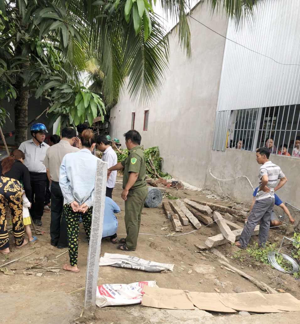 Chi cục Thi hành án dân sự huyện Hồng Ngự cưỡng chế giao quyền sử dụng đất tại xã Thường Thới Hậu A, huyện Hồng Ngự, tỉnh Đồng Tháp.