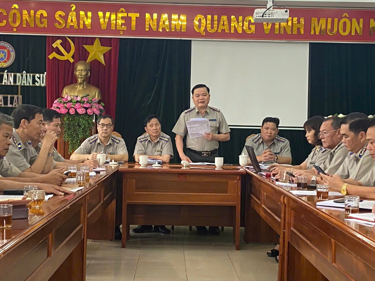 TẬP THỂ LÃNH ĐẠO CỤC LÀM VIỆC VỚI CHI CỤC TRƯỞNG VÀ LÃNH ĐẠO PHÒNG CHUYÊN MÔN ĐỂ ĐÔN ĐỐC THỰC HIỆN CHỈ TIÊU, NHIỆM VỤ NĂM 2024