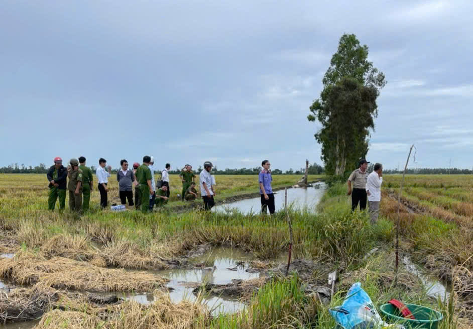 Phòng Thi hành án dân sự Khu vực 10, tỉnh Đồng Tháp tiến hành cưỡng chế chế giao tài sản, đánh dấu sự phối hợp hiệu quả trong mô hình mới