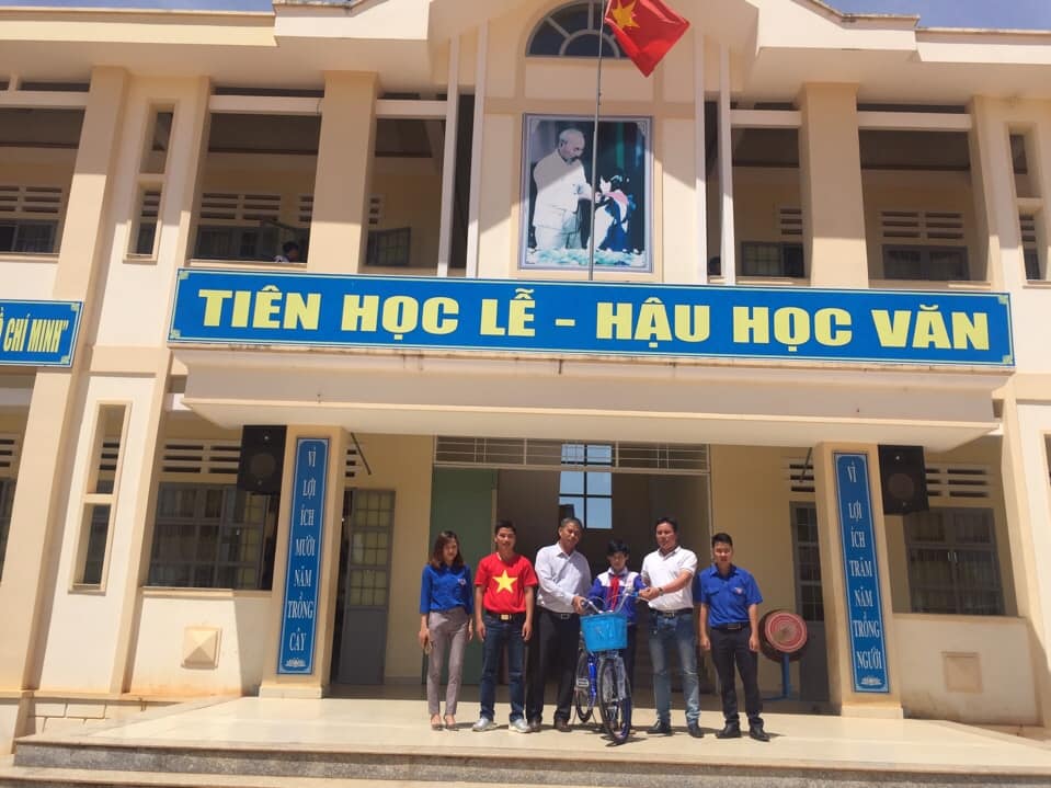 Trao quà cho học sinh có hoàn cảnh khó khăn