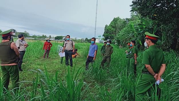 Chi cục Thi hành án dân sự huyện Hồng Ngự cưỡng chế giao quyền sử dụng đất