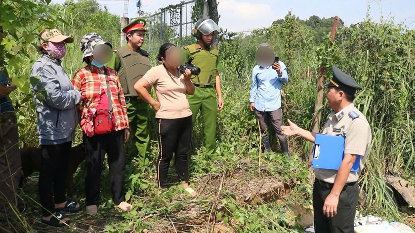 Gần 100 người tiến hành cưỡng chế giao đất cho người thắng kiện