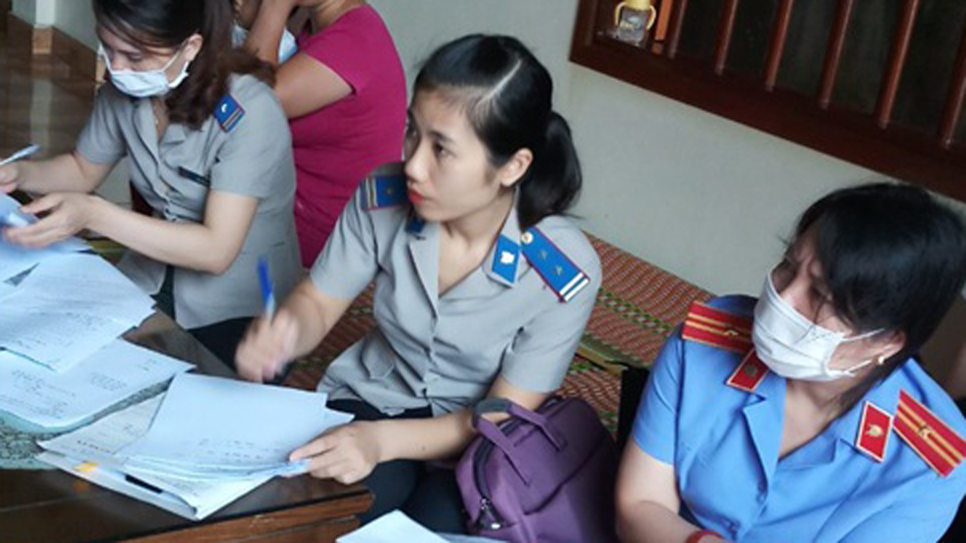 Chi cục THADS huyện Hậu Lộc cưỡng chế thành công việc giao tài sản cho người mua trúng đấu giá