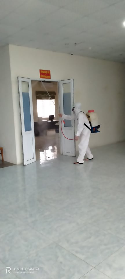 Phun thuốc khủ trùng tất cả các phòng làm việc