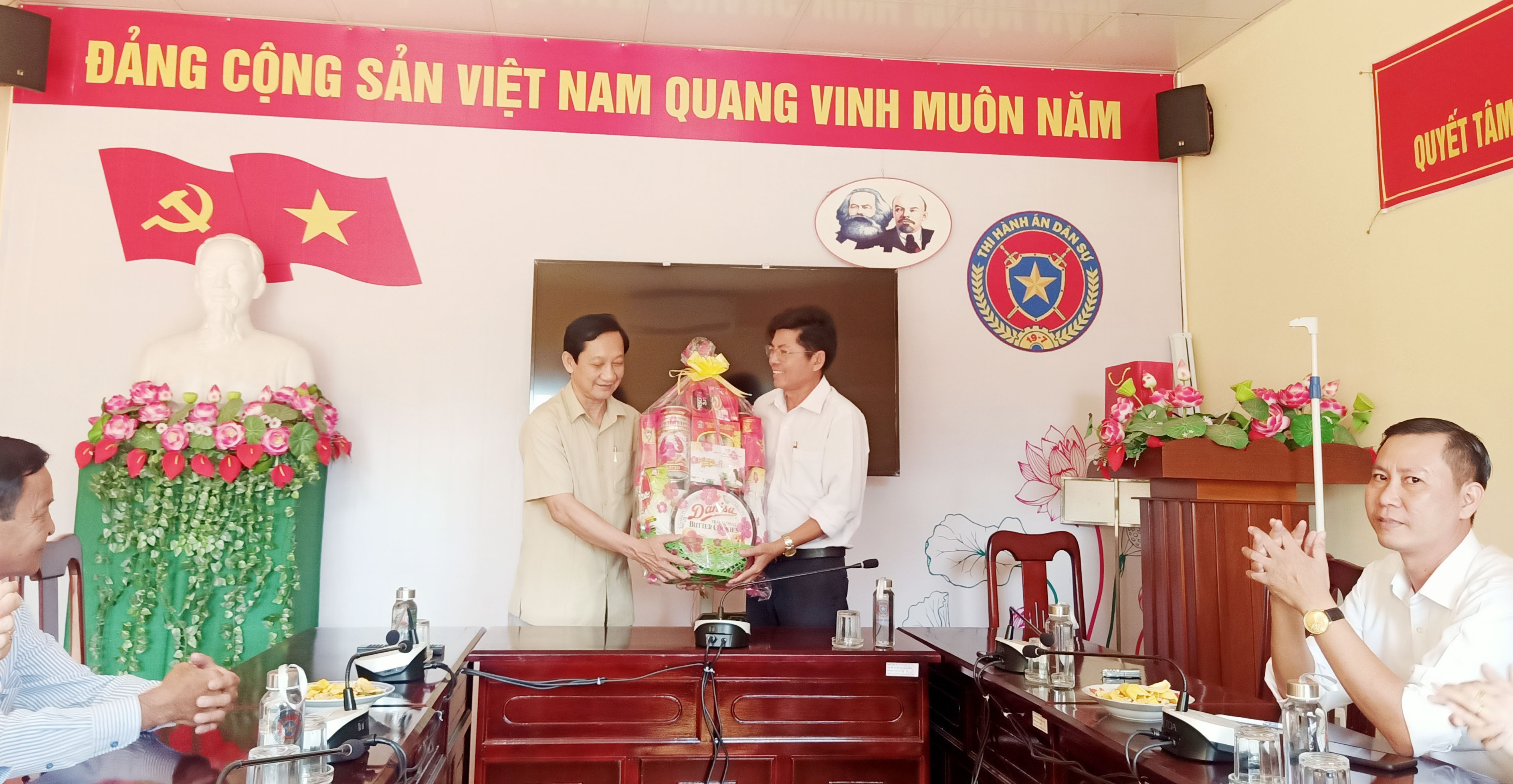 Phó Bí thư Thường trực Huyện ủy đến thăm và chúc Tết Chi cục Thi hành án dân sự huyện Tháp Mười