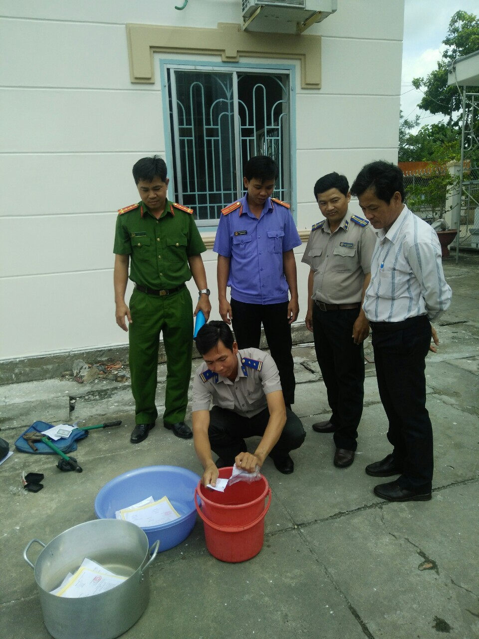 Chi cục Thi hành án dân sự huyện Cao Lãnh tiêu hủy vật chứng