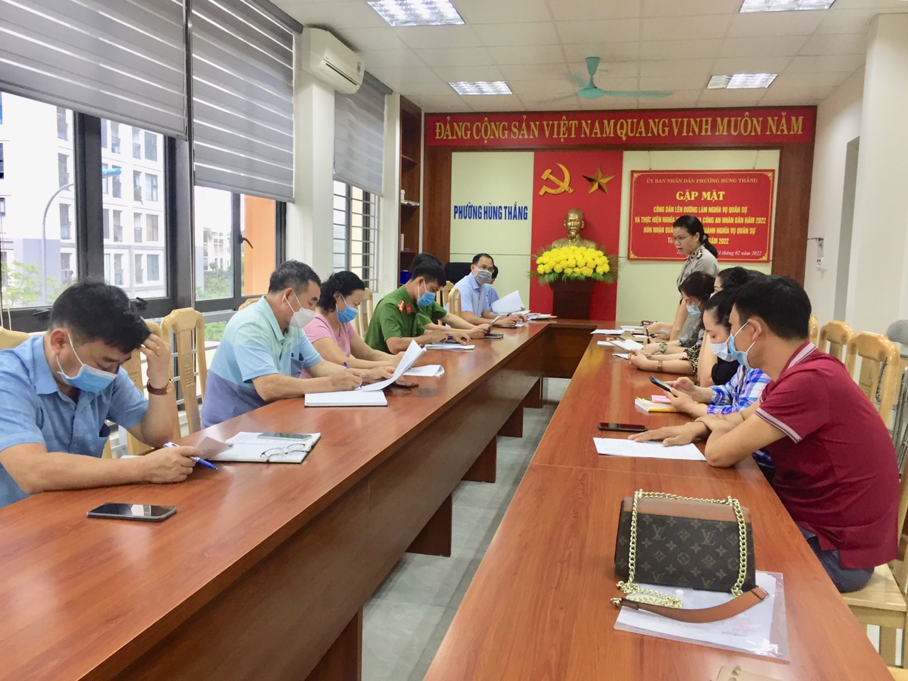 Chi cục Thi hành án dân sự thành phố Hạ Long- Họp động viên, thuyết phục người phải thi hành án tự nguyện tháo dỡ các công trình xây dựng trên đất