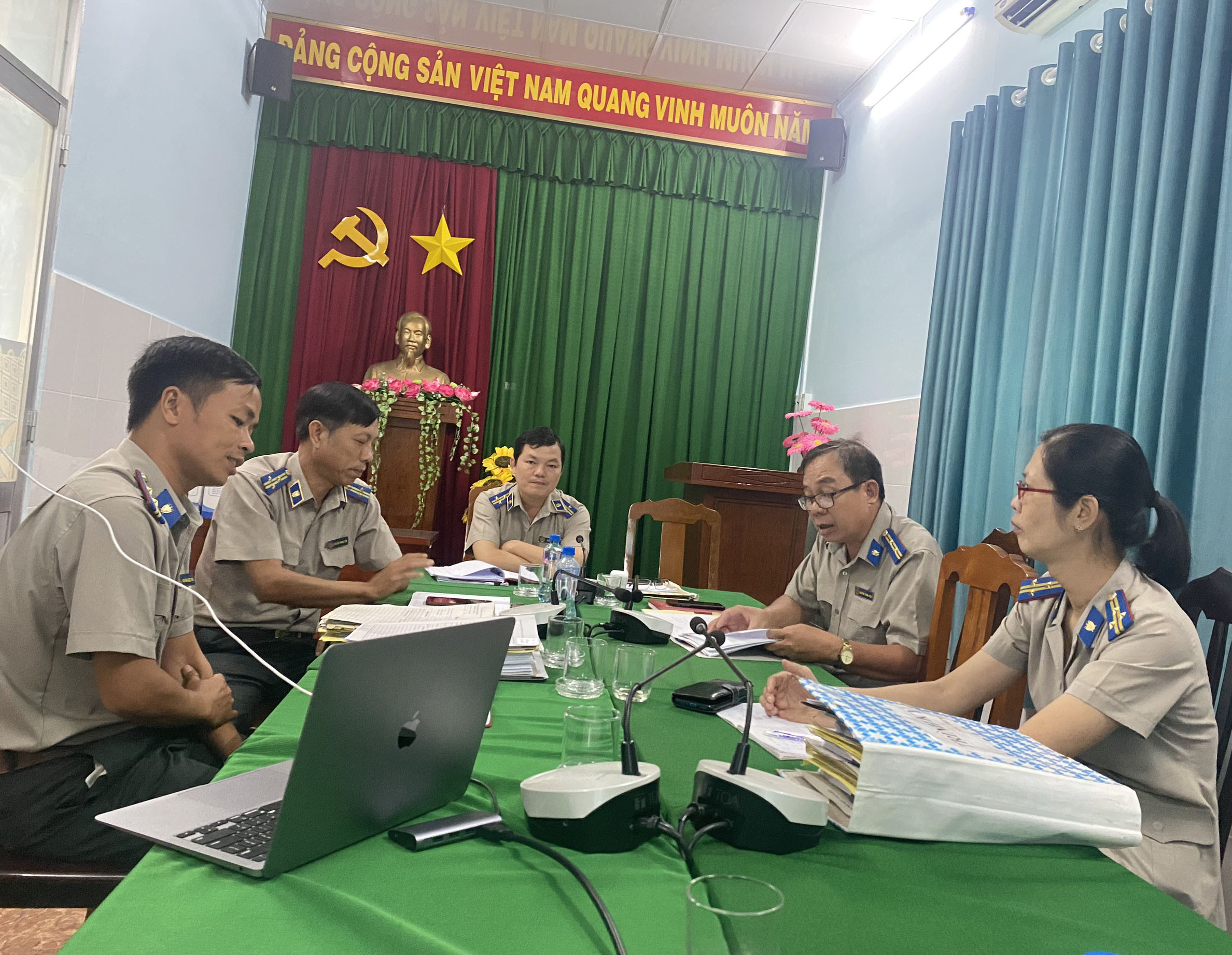 CHI CỤC THI HÀNH ÁN DÂN SỰ THÀNH PHỐ CAO LÃNH TỔ CHỨC HỌP HỘI ĐỒNG CHẤP HÀNH VIÊN