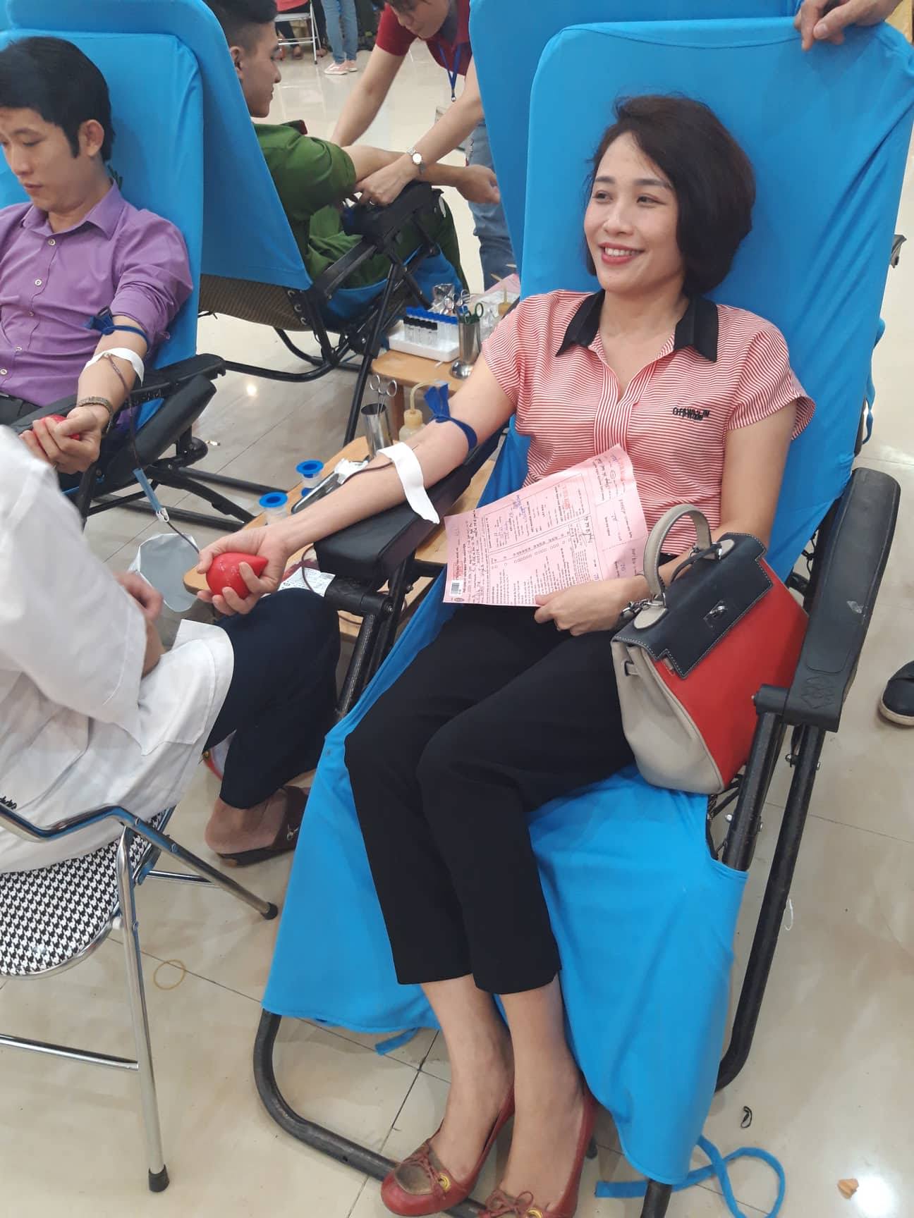 Cán bộ công chức, đoàn viên Cục Thi hành án dân sự tỉnh Nghệ An tham gia ngày hội “Giọt hồng xứ Nghệ”