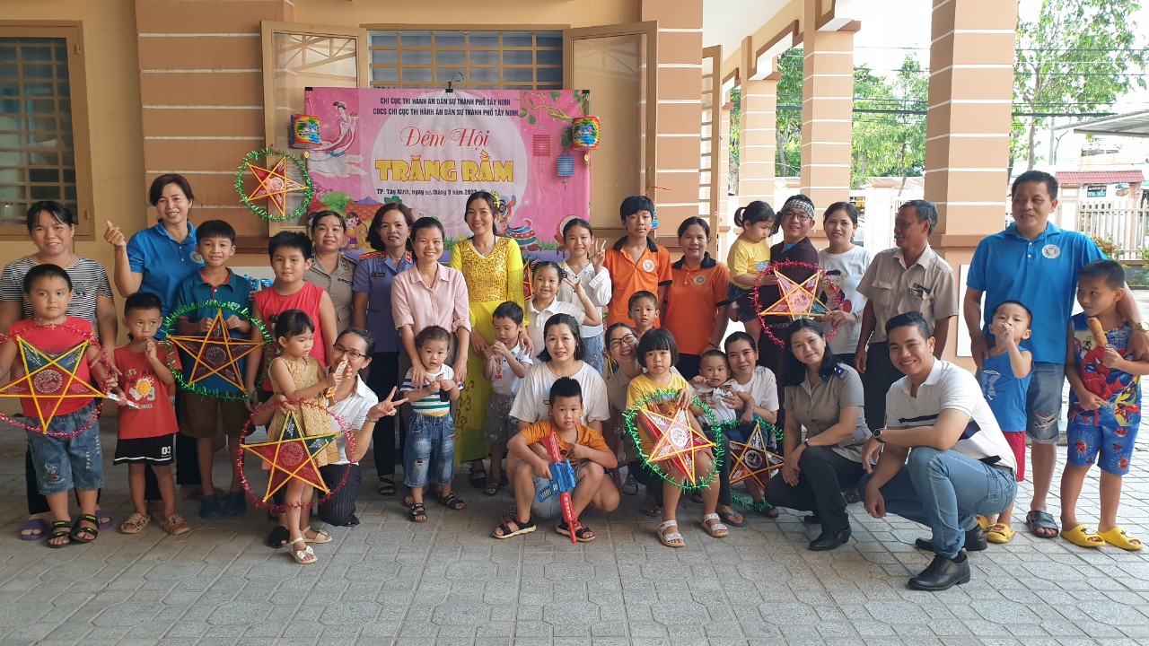 Thực hiện nhiệm vụ không quên chăm lo, vui Trung thu cho các cháu