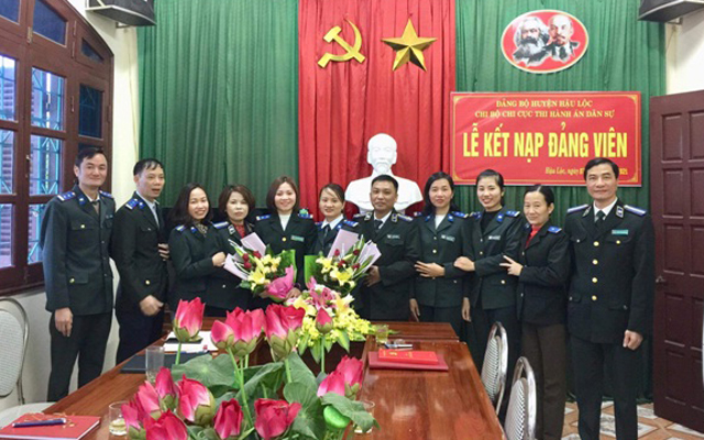 Chi bộ Chi cục THADS huyện Hậu Lộc tổ chức kết nạp đảng viên mới