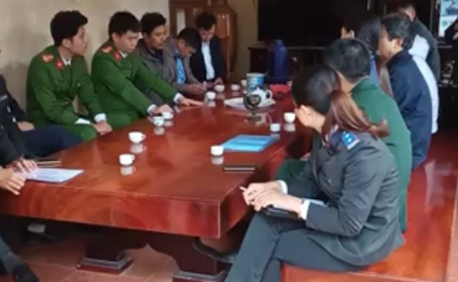 Chi cục THADS huyện Hậu Lộc giao tàu cá cho người mua trúng đấu giá