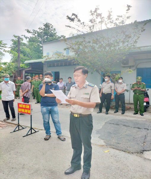 Chi cục Thi hành án dân sự thành phố Cao Lãnh cưỡng chế bàn giao quyền sử dụng đất và tài sản gắn liền trên đất cho người mua trúng đấu giá tại xã Hòa An