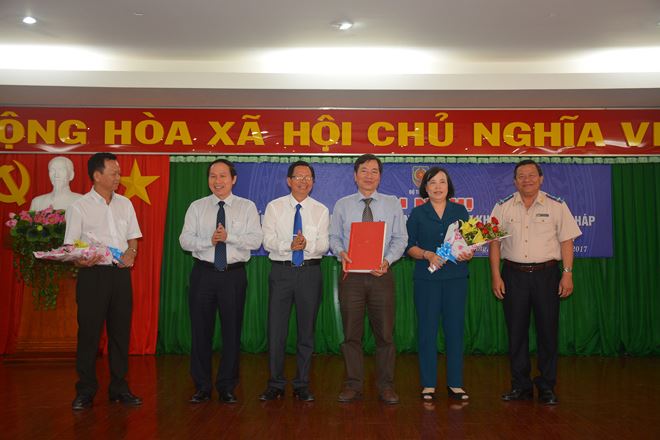 hứ trưởng Lê Tiến Châu (thứ 2 từ trái qua) tặng hoa cho trưởng, phó khu vực thi đua năm 2017 đã hoàn thành nhiệm vụ và bàn giao nhiệm vụ cho Trưởng, Phó Trưởng Khu vực thi đua năm 2018